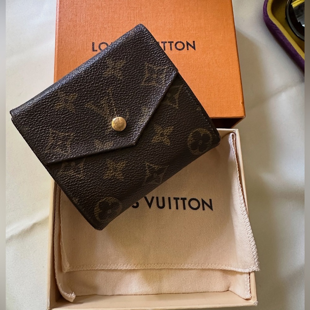 Louis Vuitton Vintage Elise Monogram
Trifold Wallet Brown